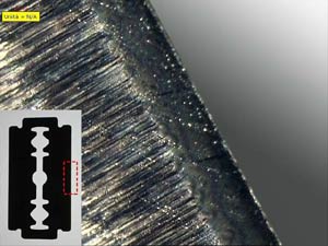 Lama di un rasoio esaminata con luce coassiale